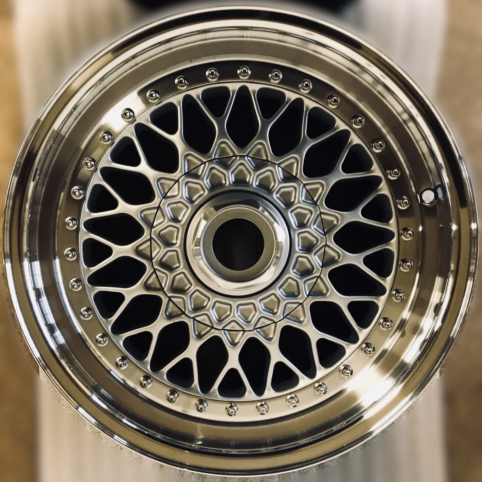 BBS-splitfälg med polerad, spegelblank kant och svart centrum efter polering och klarlackering